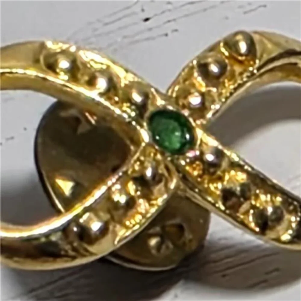 Hattie Carnegie Signed Gold-Tone Infinity Pin Green Stone 1 Inch Vintage